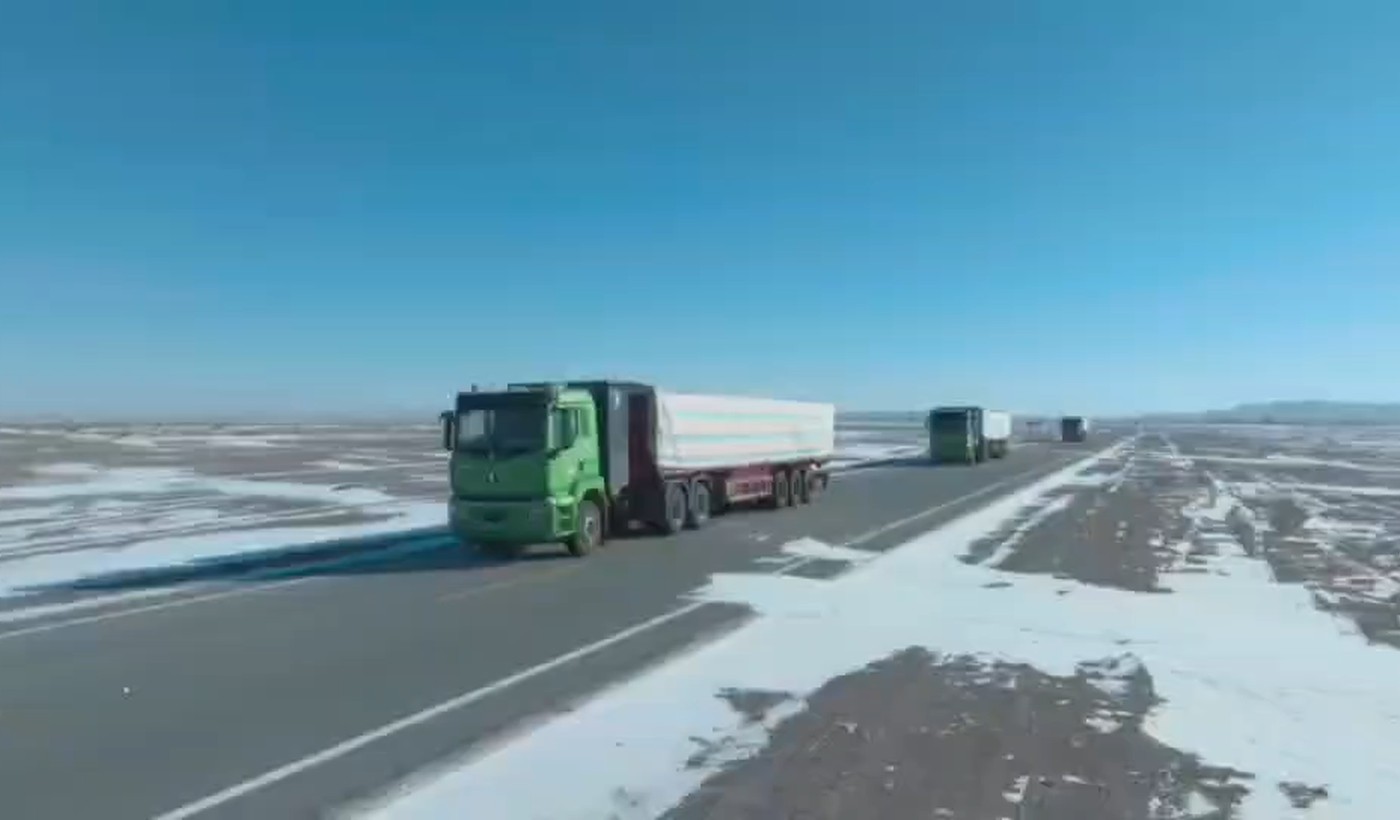 寒冷地の道路を走行するFCVトラック